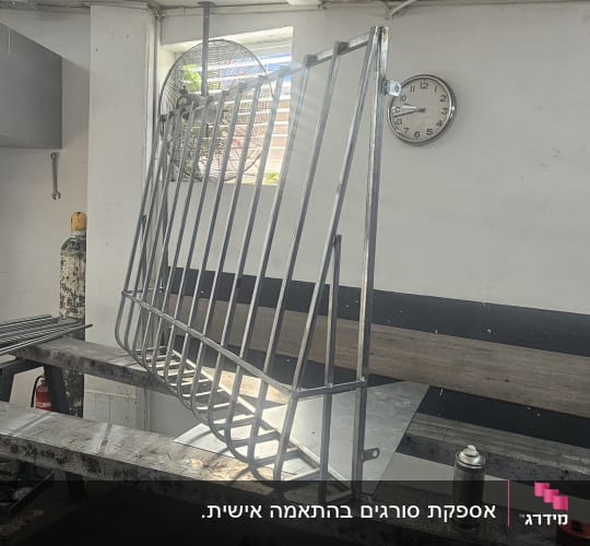 סורג מתכת על שולחן עבודה בסדנה